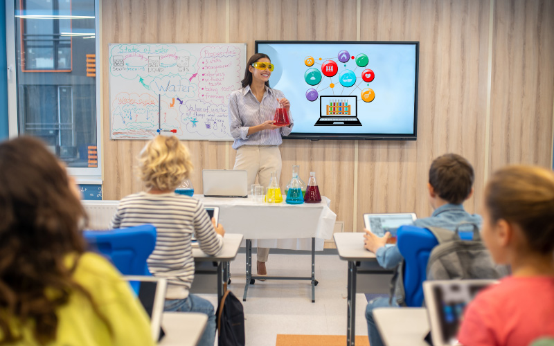 Discussion board with live peer feedback on STEM projects